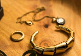 夢見收到項鍊作為禮物的 9 個夢境解釋：夢見遺失一條項鍊又重新找到、 夢見自己弄壞一條項鍊