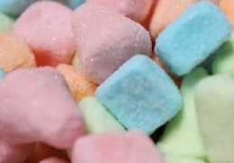 夢見買口香糖的 9 個夢境解釋：夢見口香糖黏在頭髮上、 夢見丟掉口香糖