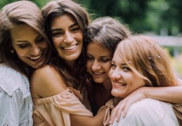 夢見遇見朋友：13 個意義和象徵