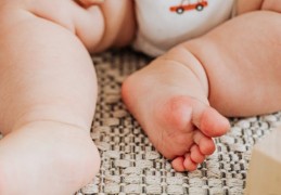 夢見照顧嬰兒的 9 個夢境解釋：夢見生病的嬰兒、夢見撫摸嬰兒