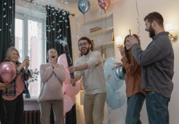 夢見被揭露：8 個意義和象徵