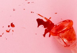 夢見月經出血的 9 個夢境解釋：夢見詢問別人關於月經血的事、夢見月經一直流不停
