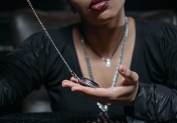 夢見撿起項鍊的 9 個夢境解釋：夢見撿起某人掉落的項鍊、 夢見撿起一條斷掉的項鍊