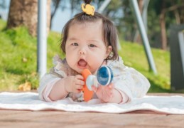 夢見嬰兒說話的 9 個夢境解釋：夢見嬰兒說著奇怪的語言、夢見嬰兒微笑並說話