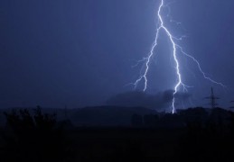 夢見颱風與閃電同時出現：7 個意義和象徵