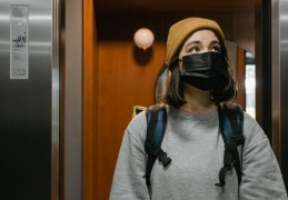 夢見搭電梯的 9 個夢境解釋：夢見電梯裡的黑暗、夢見電梯門關閉