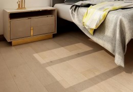 夢見房間地板的 8 個夢境解釋：夢見房間地板爆炸、夢見房間地板漏出光芒