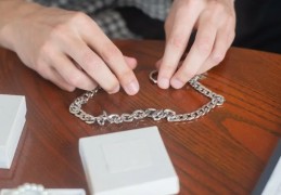 夢見斷掉項鍊的 9 個夢境解釋：夢見一條項鍊被解開、夢見修飾項鍊