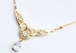 夢見項鍊的 9 個夢境解釋：夢見借項鍊 、夢見戴上金項鍊