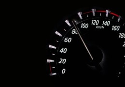 夢見汽車突然加速的21個夢境解釋：夢見自動駕駛汽車、夢見汽車在水面上行駛