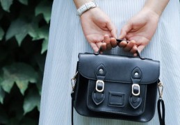 夢見背著包包的 9 個夢境解釋：夢見偷袋子、夢見從袋子裡拿東西