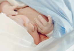 夢見嬰兒嘔吐的 9 個夢境解釋：夢見新生兒因飢餓而哭泣、 夢見生病的新生兒