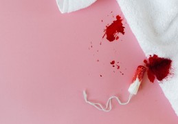 ​夢見女兒來月經的 9 個夢境解釋：夢見女兒月經停止、夢見女兒擦拭經血