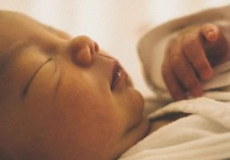 夢見新生嬰兒睡覺的 9 個夢境解釋：夢見背著新生兒走路、夢見生病嬰兒