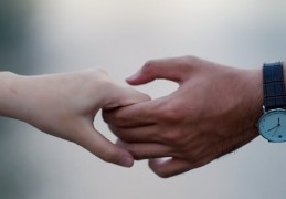 夢見與名人約會的 9 個夢境解釋：夢見與名人接吻 、夢見名人告白