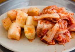 夢見泡菜的 9 個夢境解釋：夢見儲存泡菜、夢見丟掉泡菜