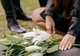 夢見朋友摔死的 8 個夢境解釋：夢見朋友試圖救你 、 夢見朋友吵架后摔倒