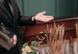 夢見逝者喪禮：11 個意義和象徵