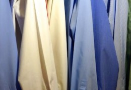 夢見鳥糞沾在衣服上的 9 個夢境解釋：夢見白衣服上的便便、夢見工作時衣服上有便便