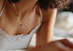 夢見愛人戴著項鍊的 9 個夢境解釋：夢見給別人戴項鍊 、夢見擦亮項鍊