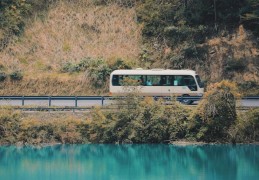 夢見巴士墜入水中的 9 個夢境解釋：夢見一輛公車從橋上落入水中、夢見一輛巴士停在水中