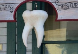 夢見假牙脫落：6 個意義和象徵