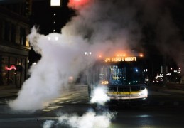 夢見燃燒公車的 9 個夢境解釋：夢見拉著火的公車、夢見救人免於燃燒的公車