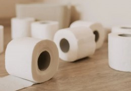 ​夢見觸摸糞便的 9 個夢境解釋：夢見在清理大便時找到錢、 夢見自己身上有便便