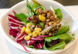 夢見買配菜的 10 個夢境解釋：夢見在超市挑選配菜、夢見熟人請你吃配菜