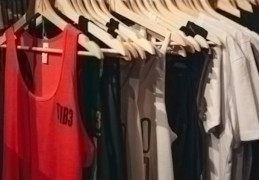 夢見衣服上有大便的 9 個夢境解釋：夢見自己把衣服上的大便抖落、夢見口袋裡有大便