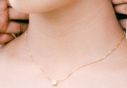 夢見戴上一條金項鍊的 9 個夢境解釋：夢見被從一條金項鍊中奪走、夢見看到一條金項鍊