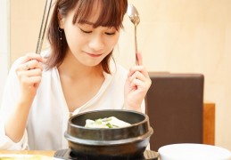 10 個一起吃飯解夢總結：夢見和朋友一起吃飯、夢見一個人吃飯