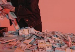 夢見購買黃金的 9 個夢境解釋：夢見發現金條、夢見戴上金手鐲