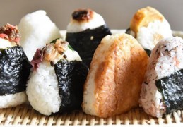 7 個吃飯團夢境總結：夢見一個人吃飯團、夢見和愛人一起吃飯團