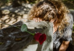 夢見男朋友殺人的 9 個夢境解釋：夢見男朋友死了又復活、夢見男朋友被陌生人殺害