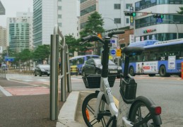 夢見公交站的 27 個夢境解釋：夢見找不到公交車站、夢見公交車站時刻表