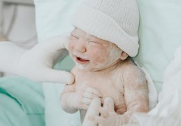 夢見新生兒說話的 9 個夢境解釋：夢見洗新生兒 、 夢見懷著新生兒