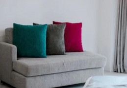 夢見靠墊的 9 個夢境解釋：夢見堆疊多個靠墊、夢見丟墊子