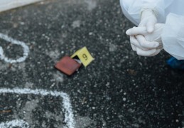 ​夢見目睹他人殺人的 9 個夢境解釋：夢見有人被刺死、夢見有人溺水而死