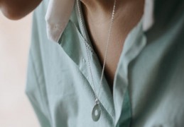 夢見遺失項鍊的 10 個夢境解釋：夢見失去一條金項鍊、 夢見失去一條銀項鍊