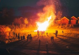 夢見舉行祭祀儀式的 20 個夢境解釋：夢見從儀式中偷食物 、夢見在舉行儀式時掉落食物