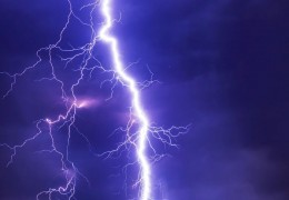 夢見被閃電擊中的 9 個夢境解釋： 夢見雨天被閃電擊中 、夢見在晴天被閃電擊中