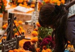 夢見朋友葬禮的 17 個夢境解釋：夢見在朋友的葬禮上忍住哭泣 、夢見不能參加朋友的葬禮