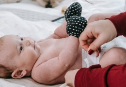 夢見換嬰兒便便尿布的 9 個夢境解釋：夢見吸吮和烘乾嬰兒尿布、夢見丟掉寶寶的尿布