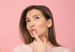 夢見有人舔手：7 個意義和象徵