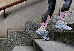 夢見爬樓梯：13 個意義和象徵