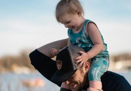 夢見已故父親微笑的 9 個夢境解釋：夢見已故父親講述、夢見已故父親哭泣