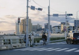 穿越人行橫道的 20 個夢境解釋：夢見過人行橫道、夢見人行橫道