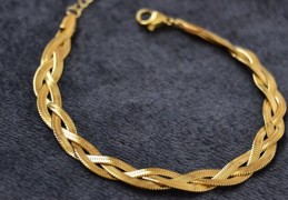 夢見撿到一條金項鍊的 5 個夢境解釋：夢見撿到幾條金項鍊、夢見有人撿起一條金項鍊