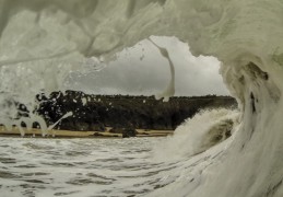 夢見被巨浪捲走的 15 個夢境解釋：夢見看到浪花並感到恐懼 、 夢見巨浪多次湧來